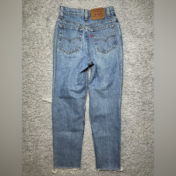 Levi's Jeans Womens 5 Vintage High Rise Mom Jean Light Wash Distressed Holes USA - Picture 7 of 7
